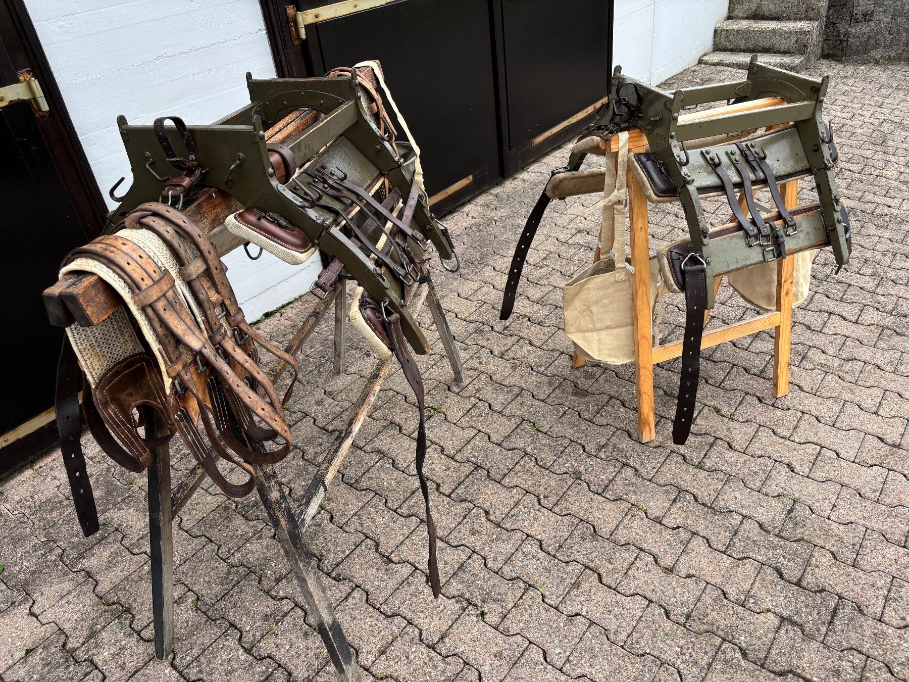 Kutschen: 2 original Bastsättel Schweizer Militär – Gebraucht aus Feldbach von Olive1 5