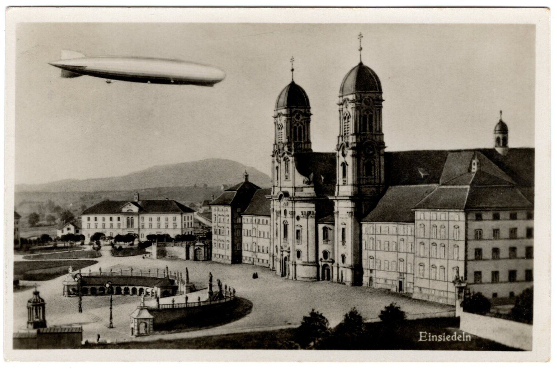 Cartoline postali: Luftschiff "Graf Zeppelin" über dem Kloster Einsiedeln – Usato da Eglisau venduto da Chperfins