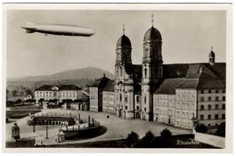 Luftschiff "Graf Zeppelin" über dem Kloster Einsiedeln