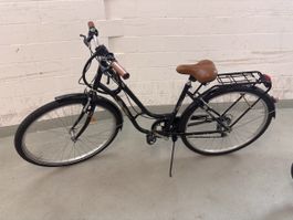 Schwarzes Damen Citybike mit Gepäckträger