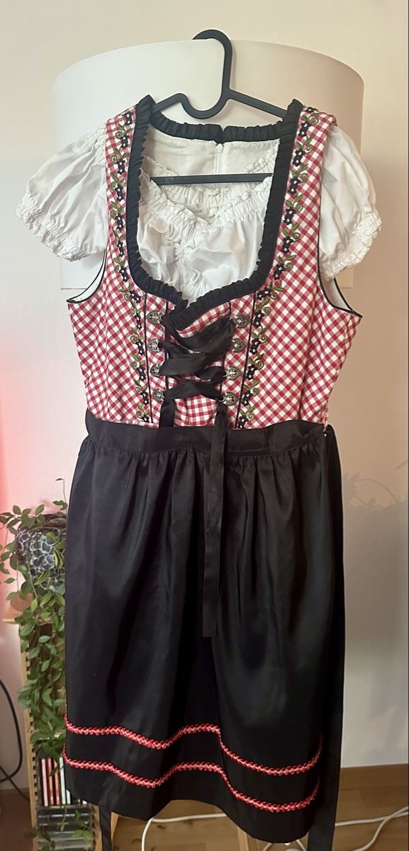Robes: Dirndl, Grösse 42 mit Bluse – D'occasion à Schaffhausen par lar_wk6h