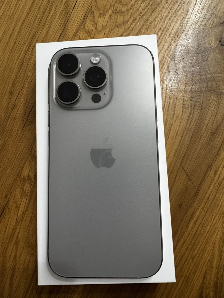 Apple Telefoni cellulari / Smartphones: iPhone 16 Pro Natural Titanium 128 GB mit Panzerglas – Usato da Winterthur venduto da Carbone76