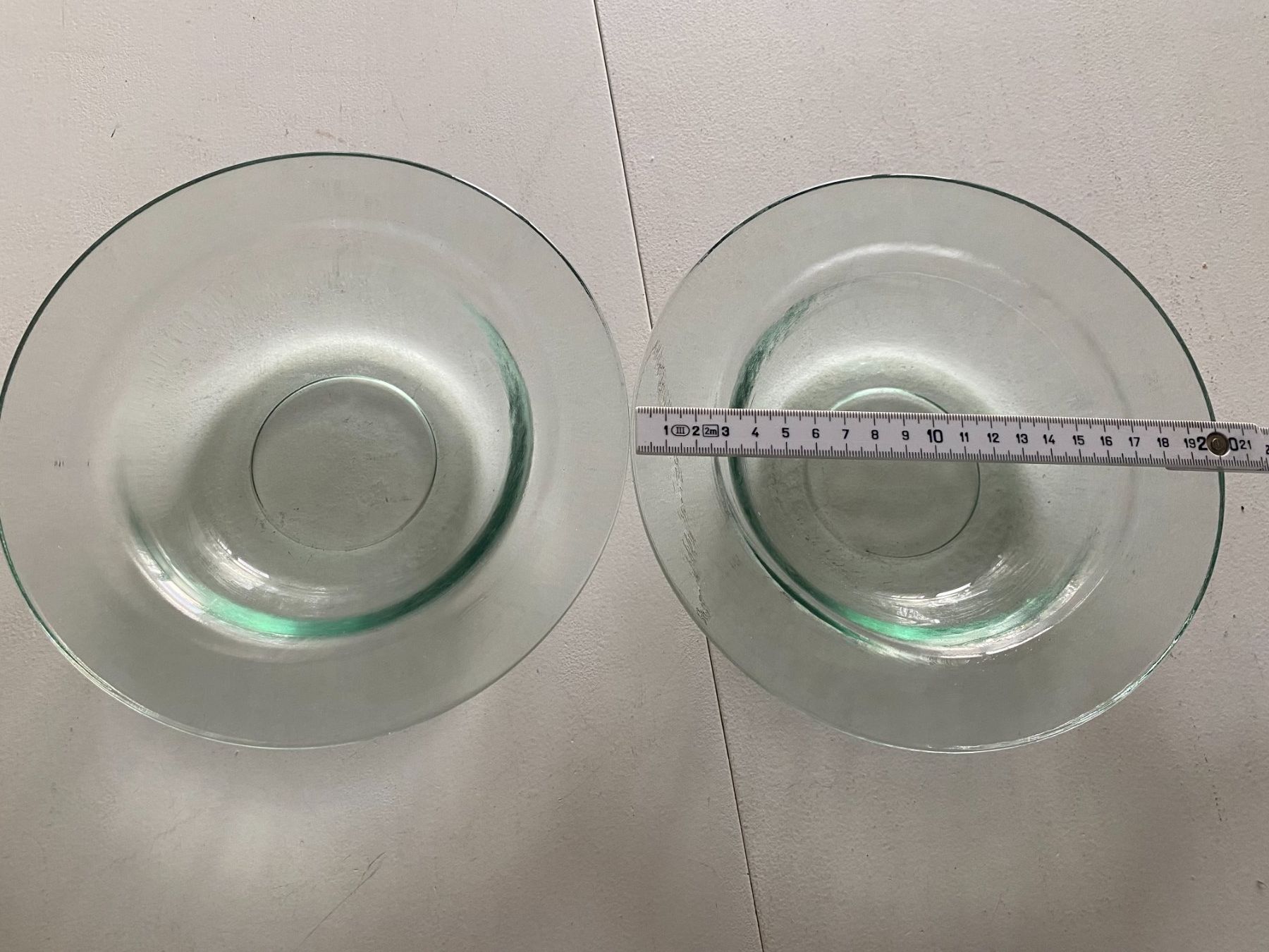 Glasi Hergiswil Piatti: 2 grosse, tiefe Glas-Teller, Hergiswil? – Usato da Gümligen venduto da Primeselection