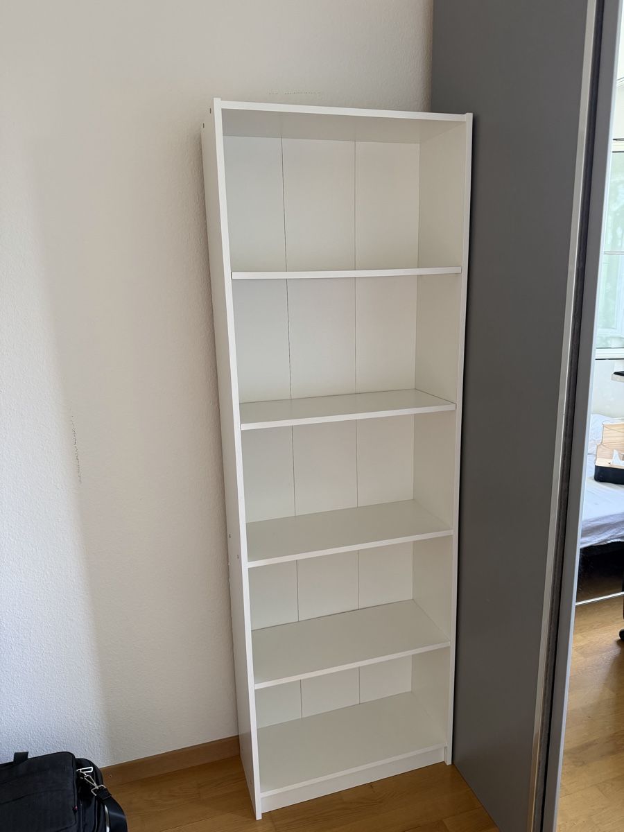 Regale: White Ikea Bookcase  – Gebraucht aus Glattbrugg von eve_bb9y