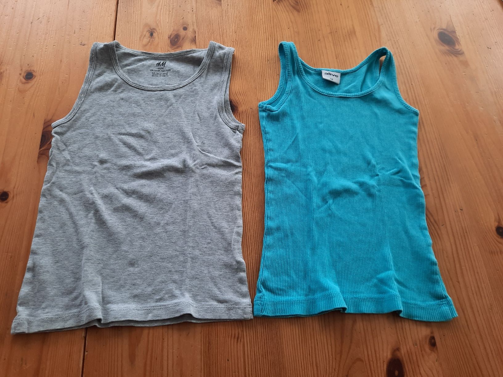 Lotti & Set di vestiti: 5 Unterhemden Grösse 110-116 – Usato da Aesch BL venduto da ChezToKa 1