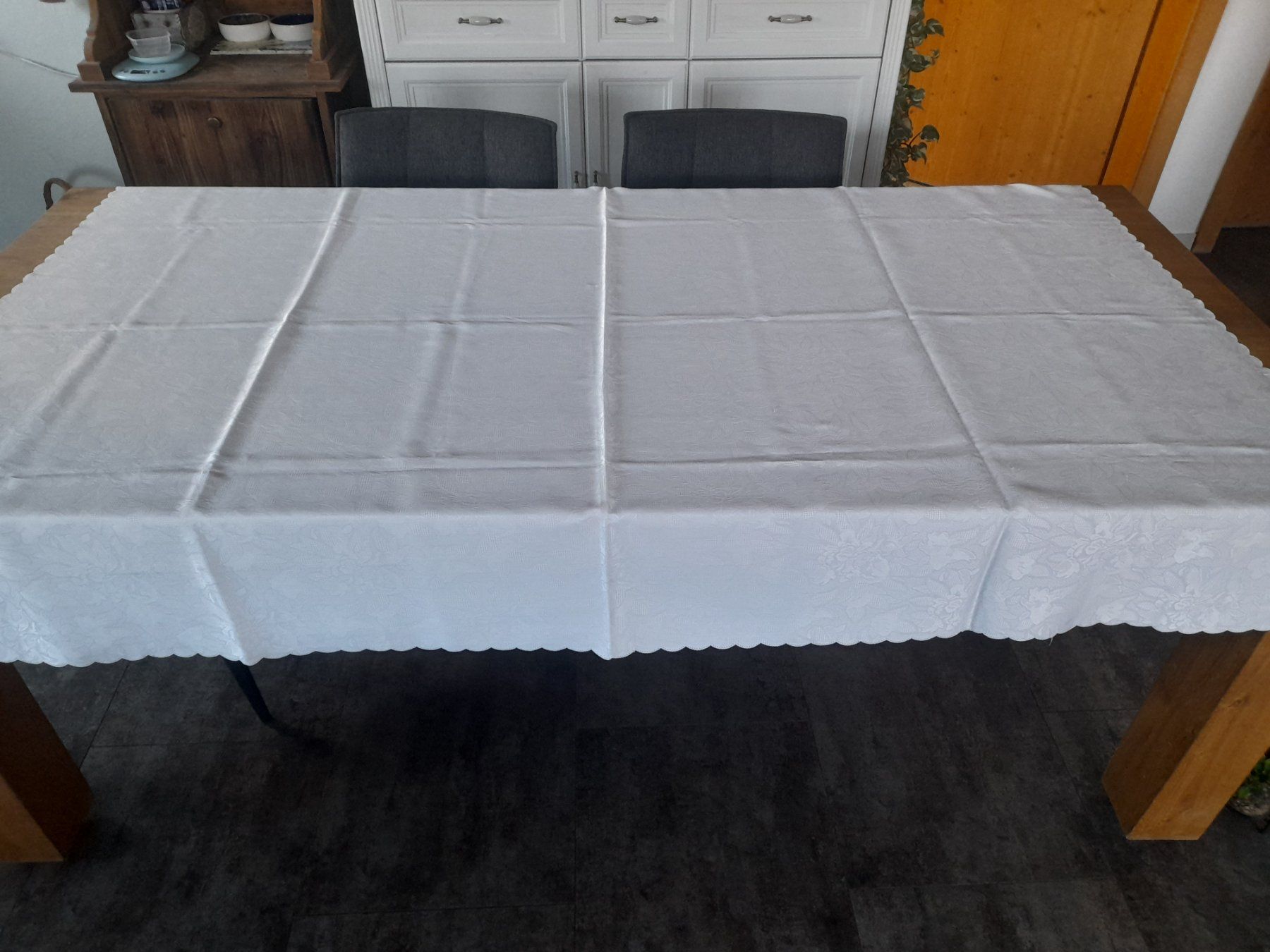 Altra biancheria da tavola: Edle, weisse Tischdecke mit Blumenmuster – Usato da Fanas venduto da Rurero03 4