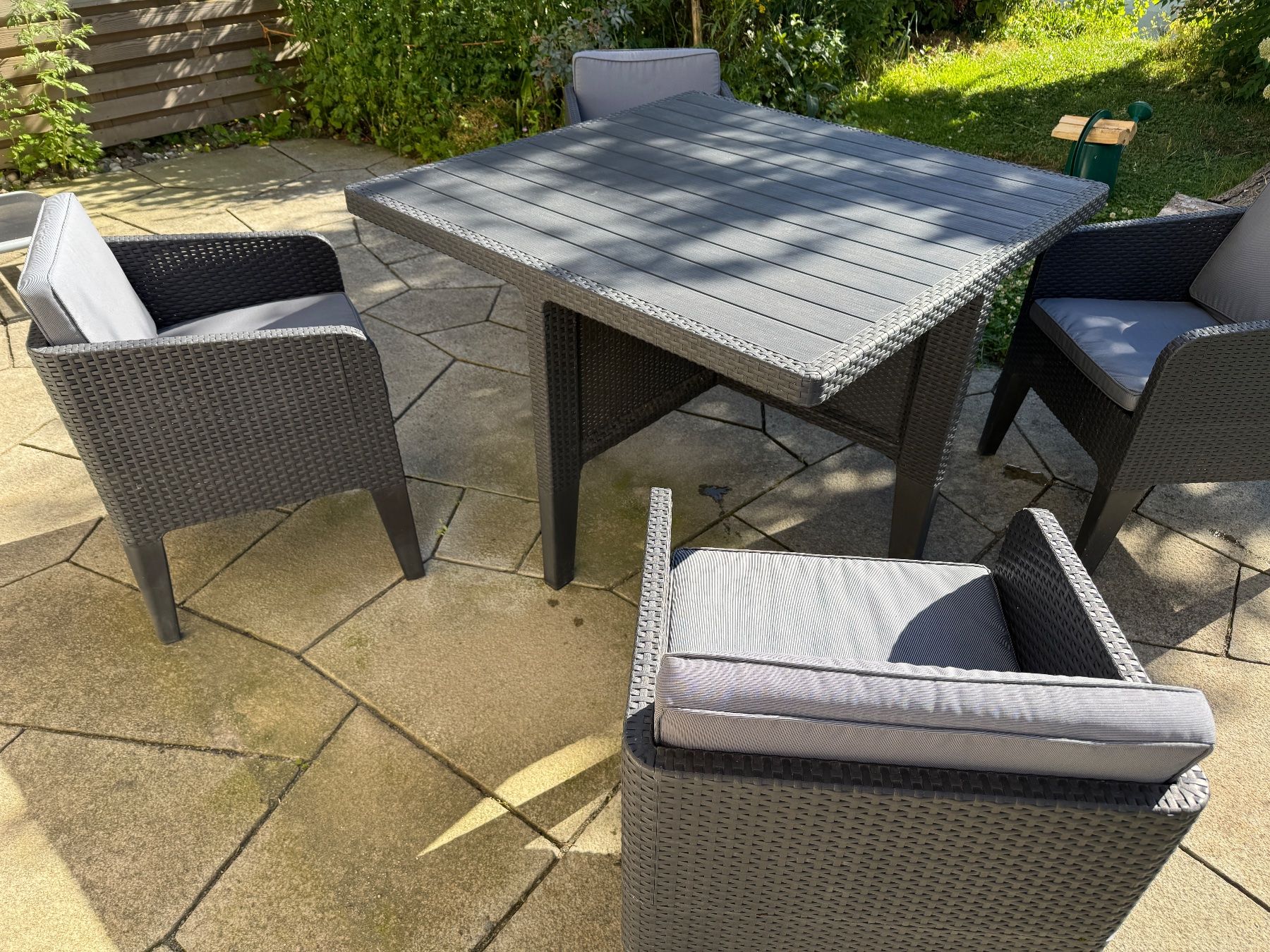 Set di tavolo e panche: Praktischer outdoor Gartentisch – Usato da Ottenbach venduto da Weeezzy123 2