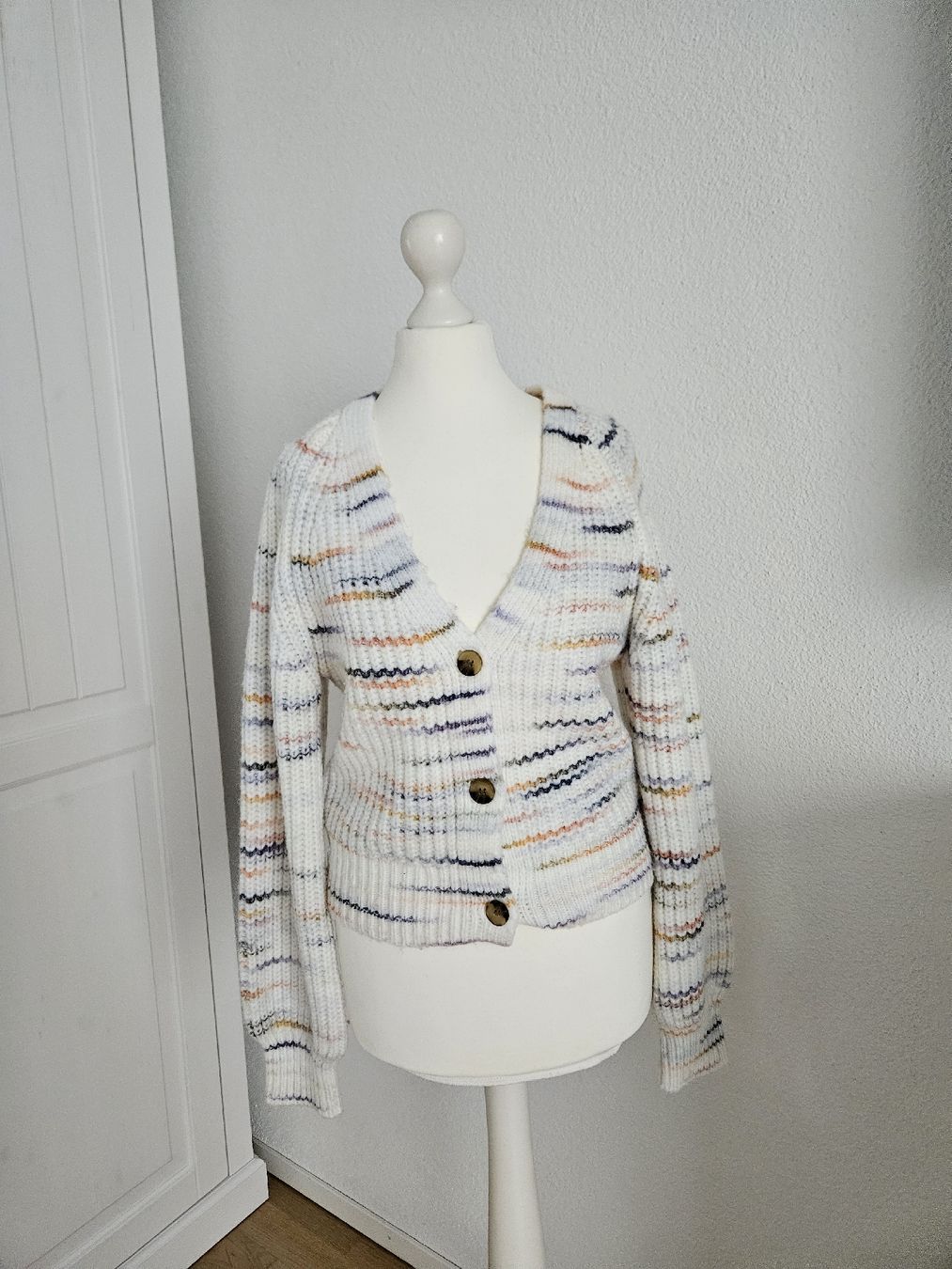 Pullover & Sweatshirts: Strickjacke Grösse S – Gebraucht aus Bülach von Recherchieren