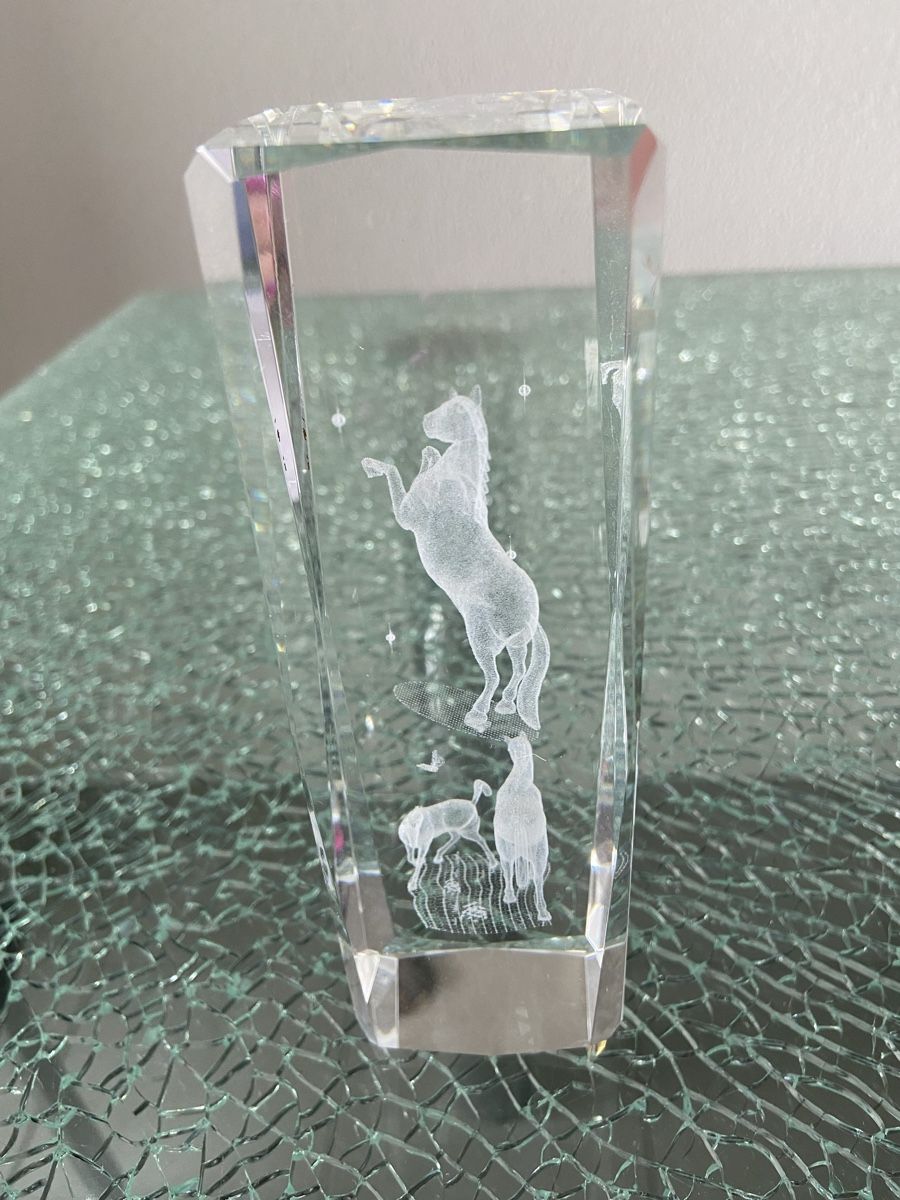 Statuette: Neue grosse Glasfigur mit 3D Pferden – Nuovo (secondo la descrizione) da Oftringen venduto da andrax 3
