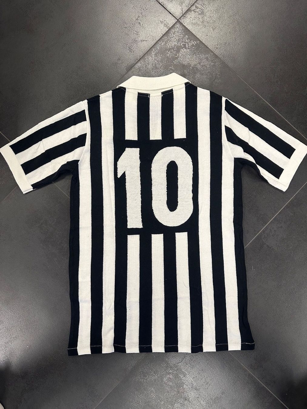 Juventus Leibchen & Hosen: Michel Platini - Juventus - Artison - Nummer 10 – Neu und originalverpackt aus Thalwil von Ninuzzo