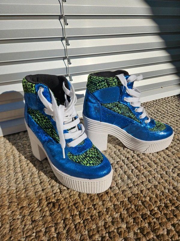 Damenschuhe: Sneaker-Stiefel mit Absatz und Plateau, Größe 38 – Neu und originalverpackt aus Engelberg von zho_98vd