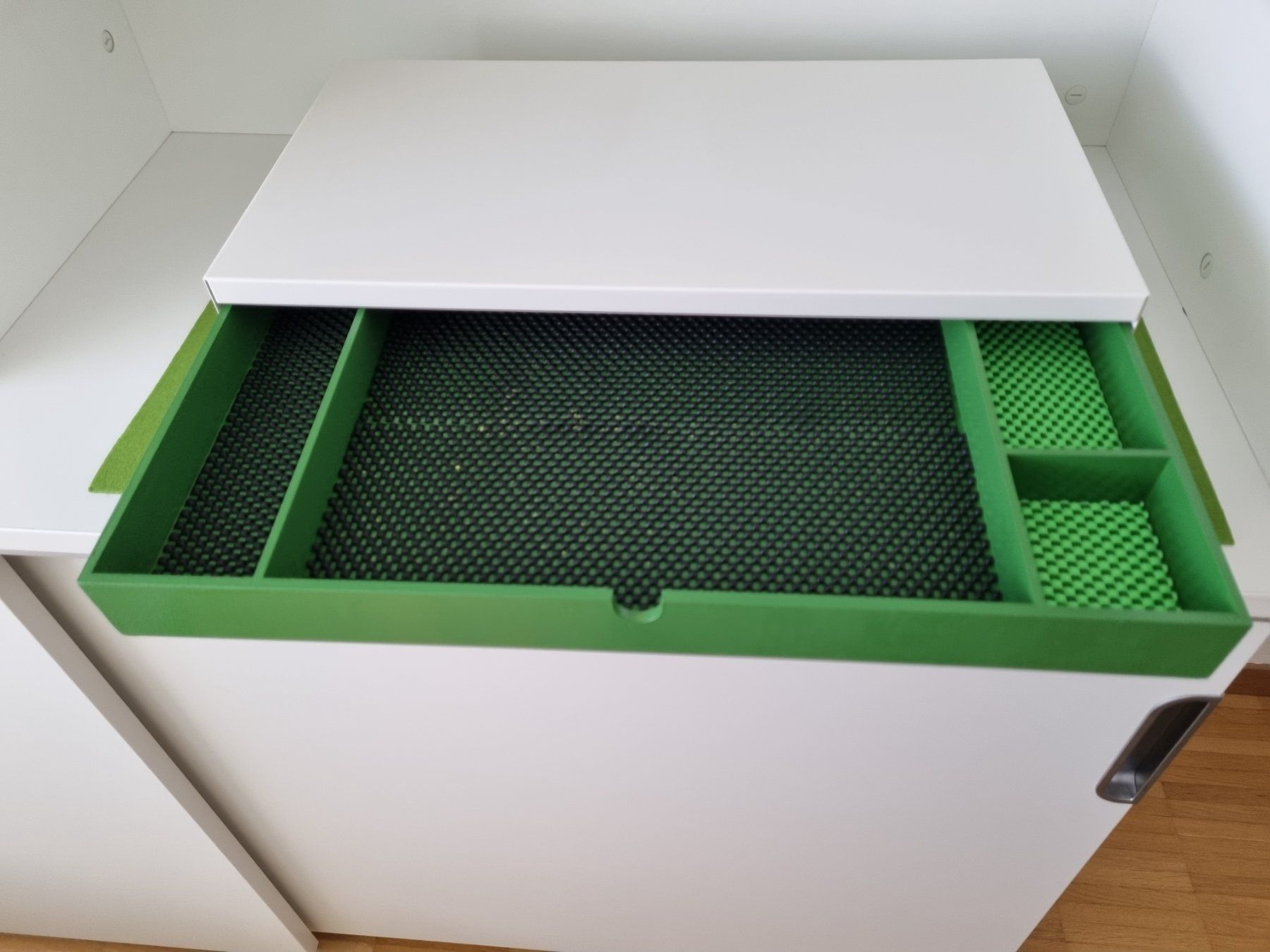 Bildschirmhalterung: Monitorerhöhung mit Schublade weiss/grün – Neu (gemäss Beschreibung) aus Zofingen von Felpa 4