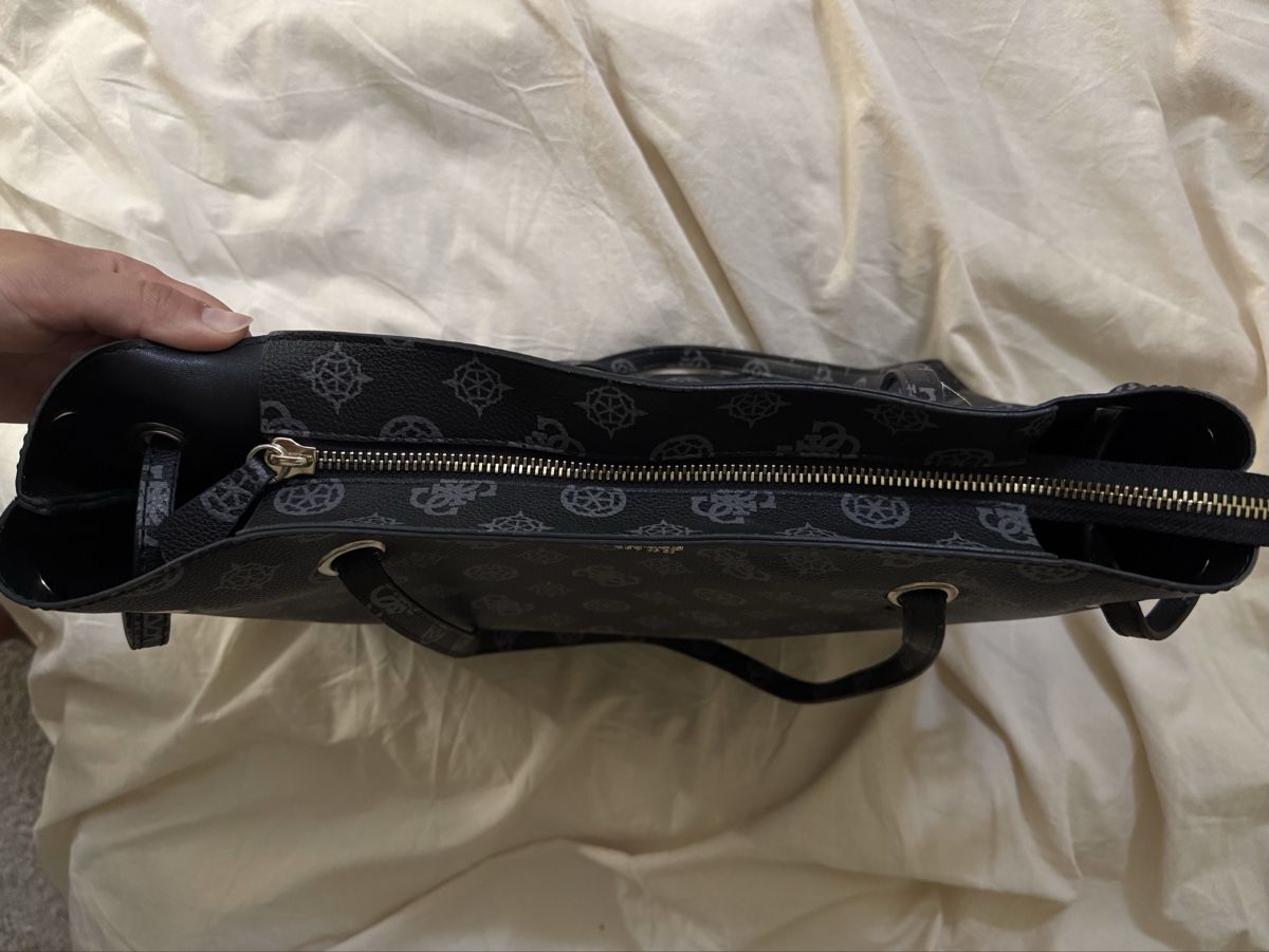 Guess Taschen für Damen: Guess Monogram Shopper Bag – Gebraucht aus Sissach von jameliagr 5