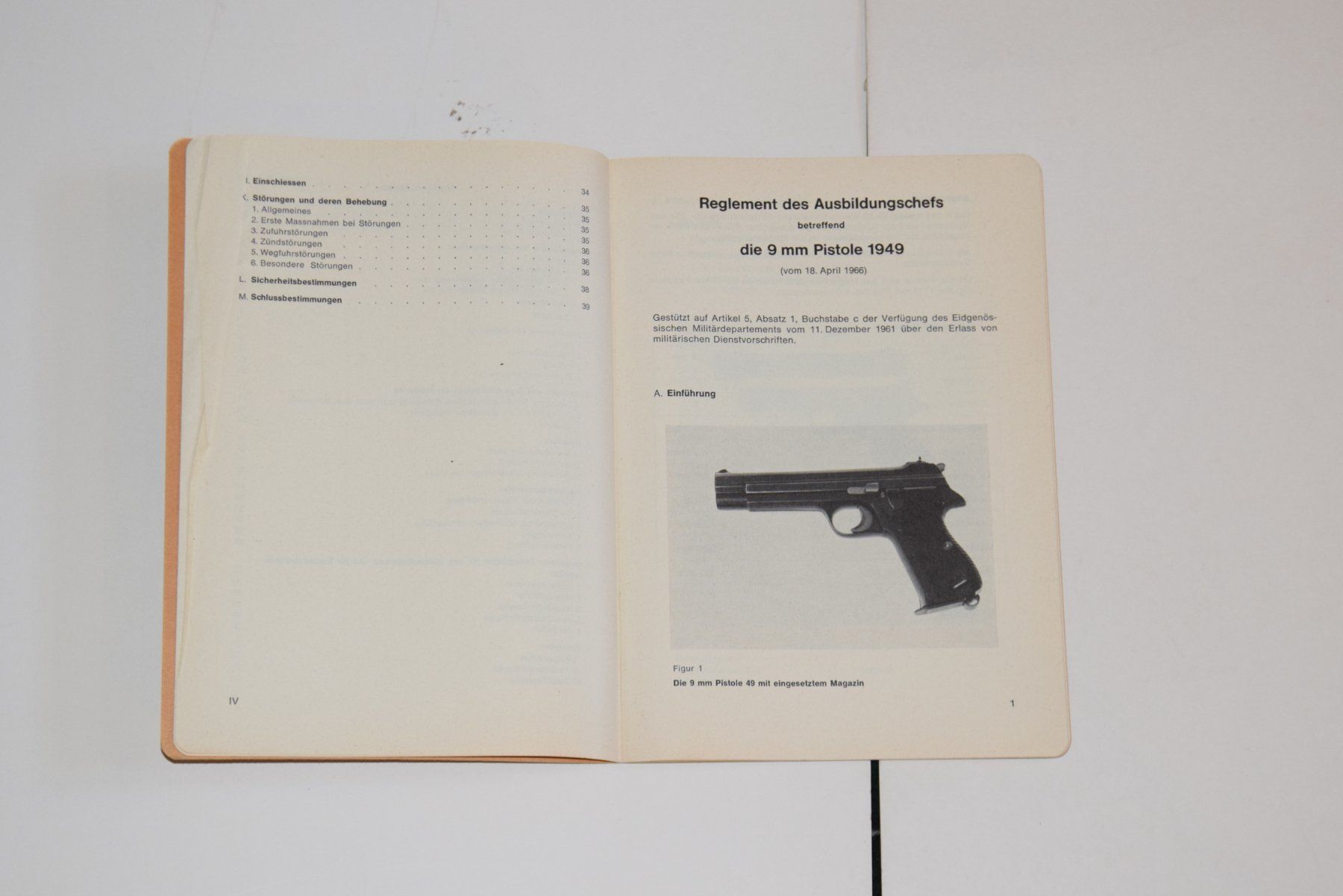 Livres: Uniformen – D'occasion à Weiningen ZH par Gubristtunnel 4