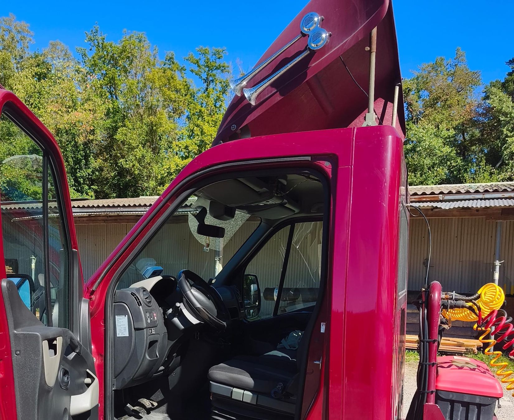 Renault Veicoli commerciali: Renault Master Sattelschlepper Auflieger mit Kran – Usato da Schinznach-dorf venduto da 66schnauzer 2