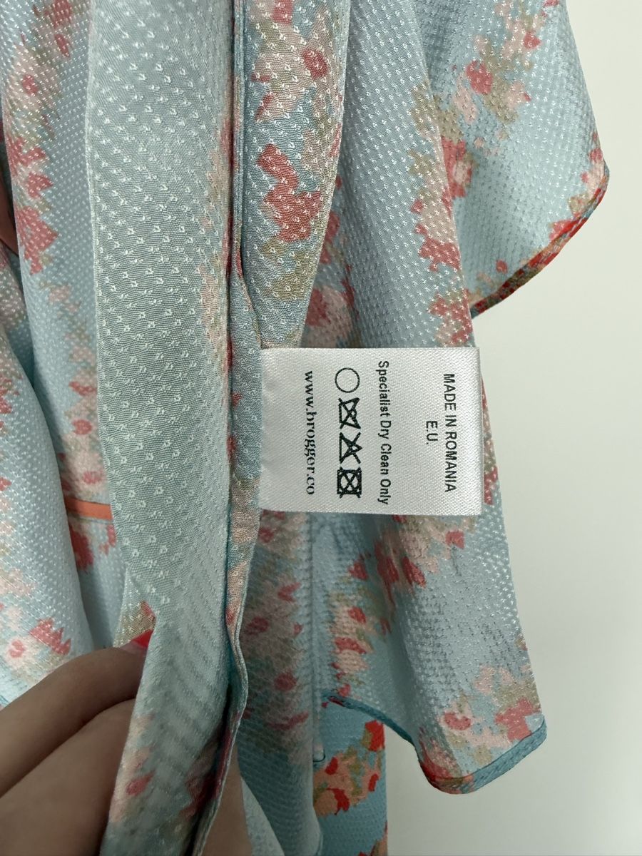 Robes: Broegger Wickelkleid Blumenmuster Hellblau Grösse S Seide – Neuf avec emballage d'origine à Zug par 5anna 5