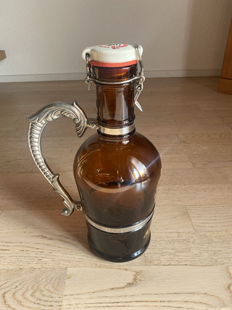 Bicchieri, Caraffe & Bottiglie: Rügenbräu Bierflasche "Der Küfer" 2l – Usato da Lotzwil venduto da Doto1303 2