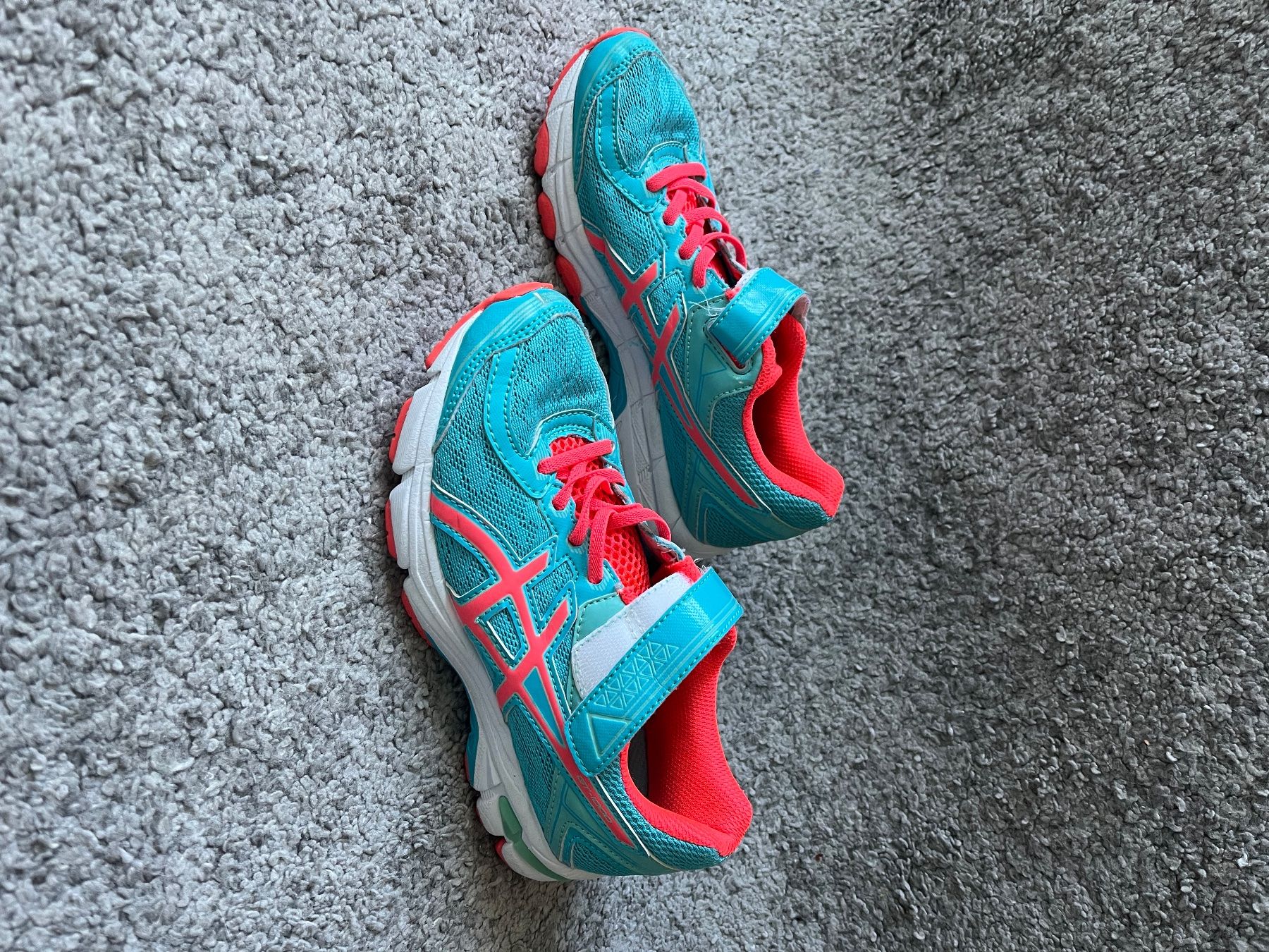 Asics Schuhe für Mädchen: Asics Kinder-Sportschuhe Gr. 33.5 – Gebraucht aus Subingen von chaenunr1