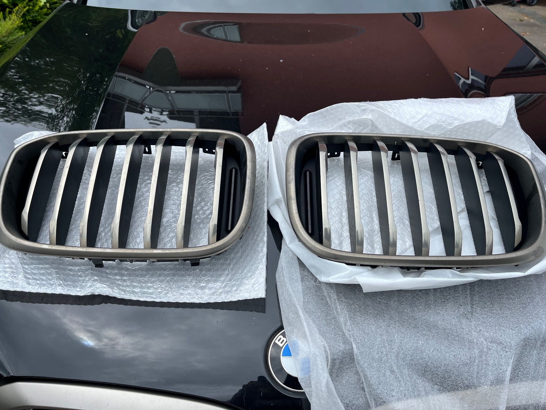 BMW Tutti pezzi di ricambio auto: BMW X3 Kühlergrill – Usato da Kilchberg ZH venduto da ka012