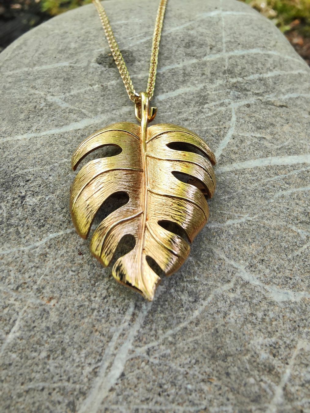 Anhänger: Anhänger/Brosche in Blatt-Form, 18K Gold – Neu und originalverpackt aus Rümlang von 21f 1