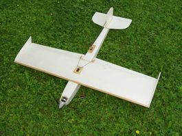 Kleiner Depron-Trainer ca. 100cm Spannweite, sehr leicht.