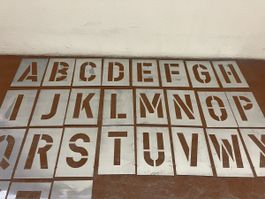 Stencil schablonen Schrift Buchstaben Grafik Typo
