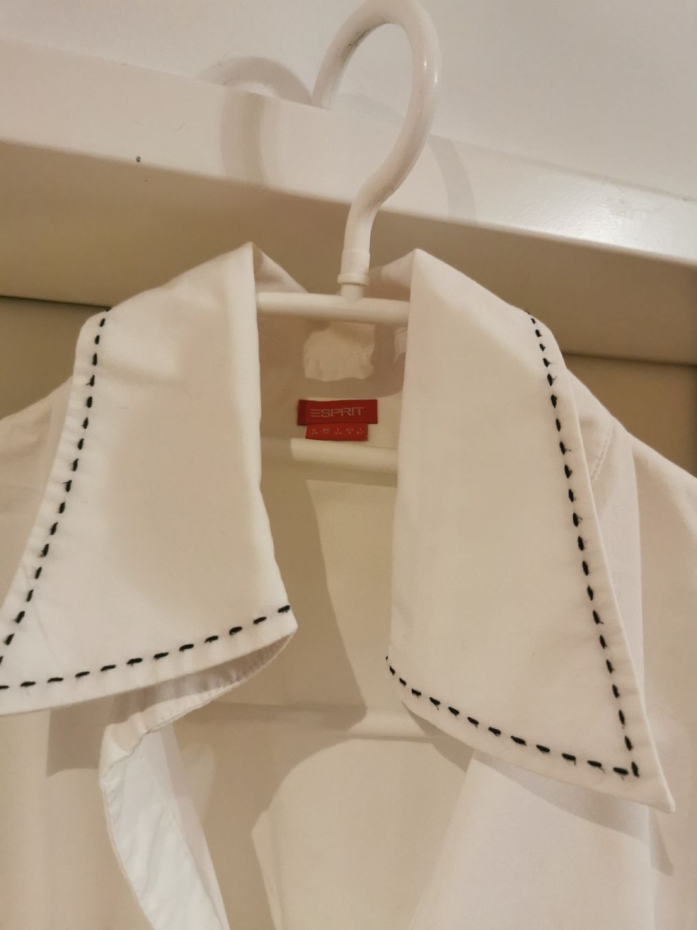 Esprit Blusen: BLUSE ESPRIT WEISS Gr 36/38, Kontrastnähte, tailliert – Gebraucht aus Erlenbach ZH von alisamilana 2