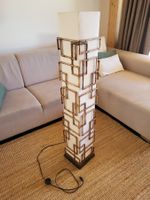 Schöne Stehlampe (Rattangeflecht, rötliches Licht)