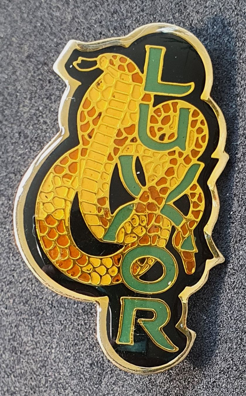 Placchette & Badge: U198 - Pin LUXOR Schlange – Usato da Reinach BL venduto da Boston-Verkauf 1