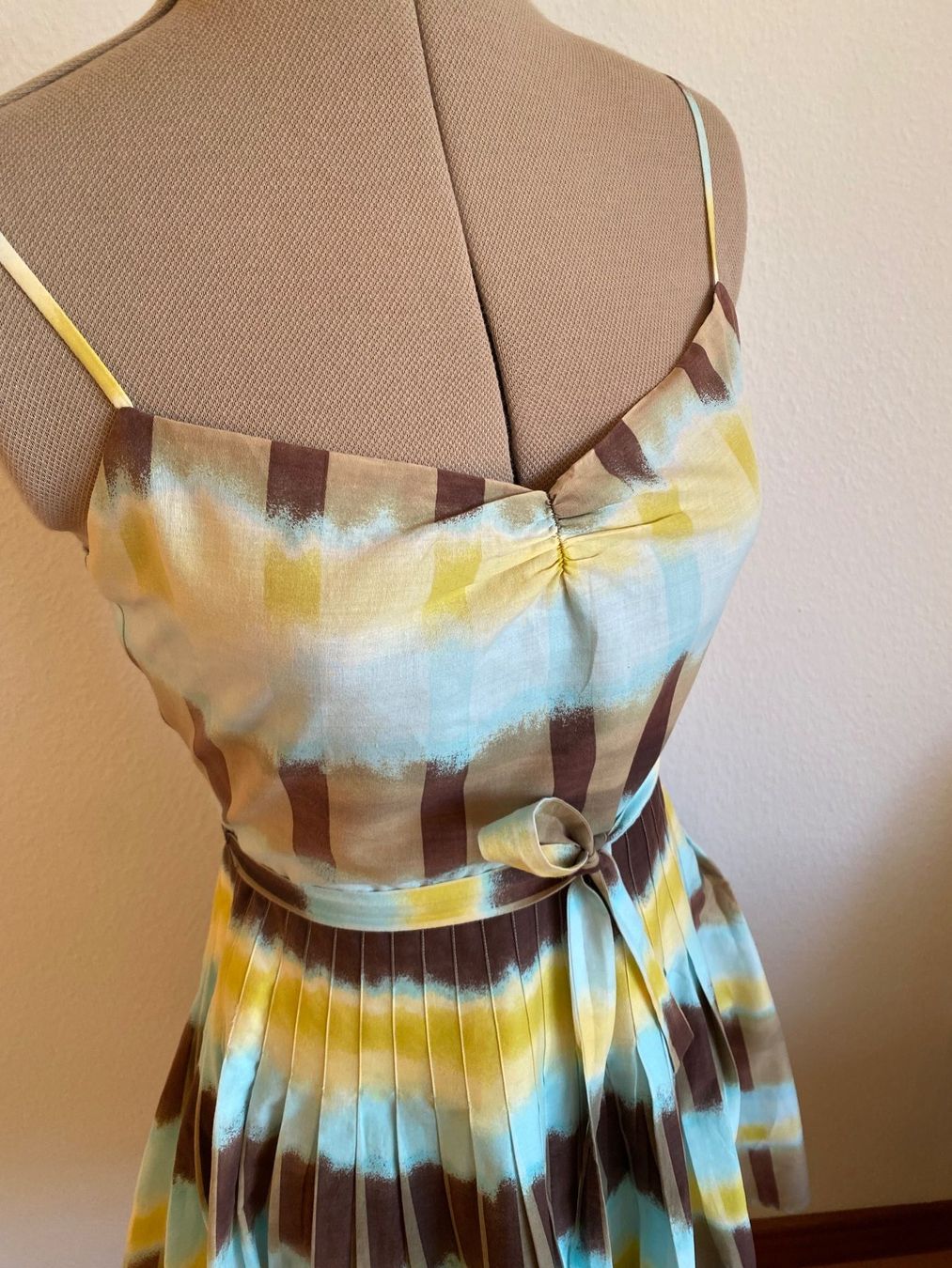 Vestiti: Robe d'été BCBGMAXAZRIA taille 36-38 – Usato da Basel venduto da Maria-Alexa 3