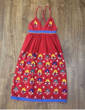 Rotes besticktes Boho Kleid. 