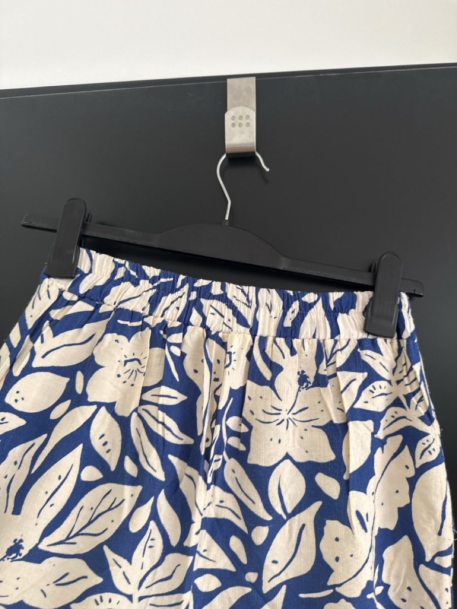 Primark Hosen: Blau geblümte, lange Stoffhose – Gebraucht aus St. Niklausen LU von car_2562 1