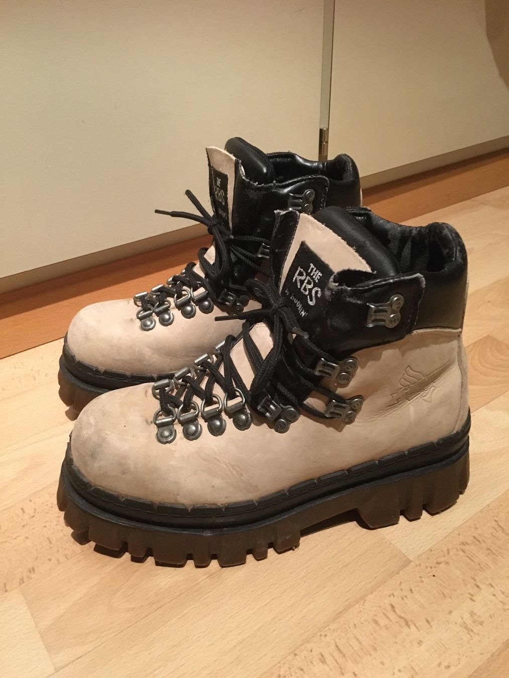 Scarpe da donna: Coole Schuhe Gr. 39/40 – Usato da Uetendorf venduto da Gar_9pvy 1