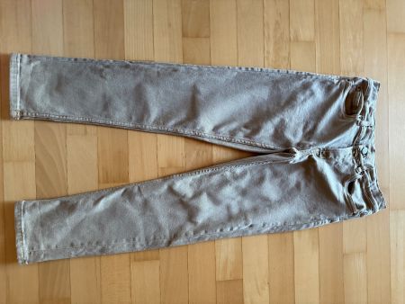 Hochpreisige Zara Jeans 152 (eher grösser 164)