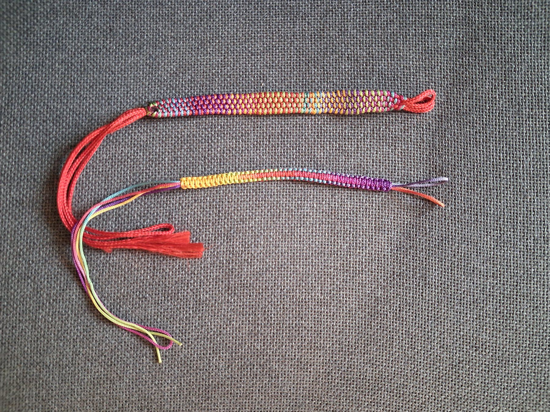 Armbänder & -reifen: 2x Stoff-Armband in Regenbogenfarben NEU – Neu und originalverpackt aus Wald ZH von e8e