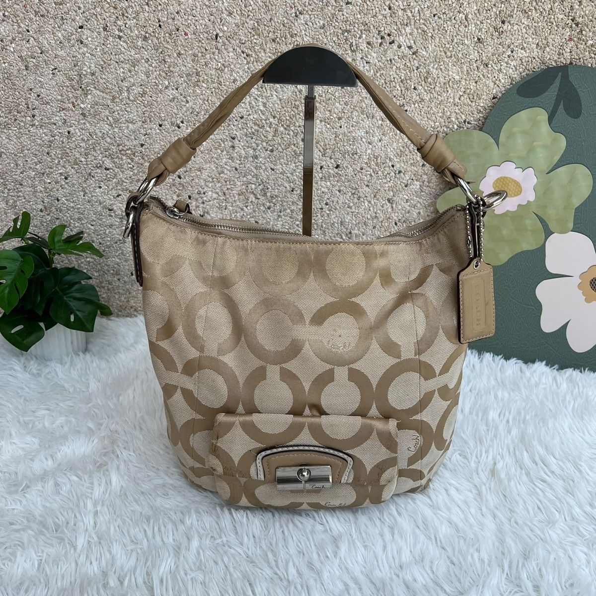 Coach Taschen für Damen: Coach Handtasche Monogramm Beige mittel gross – Gebraucht aus Eggenwil von CNSRVINTAGE 2