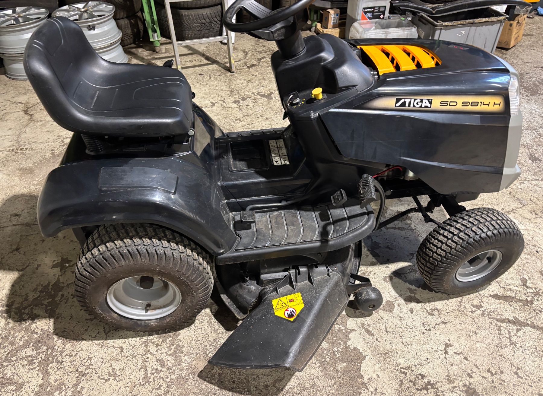 Stiga Tagliaerba: Stiga Rasentraktor SD 9814 – Usato da Grono venduto da Alpina6537 3