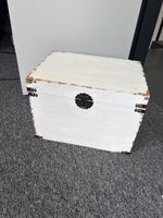 Truhe weiss Holz mit Beschlägen