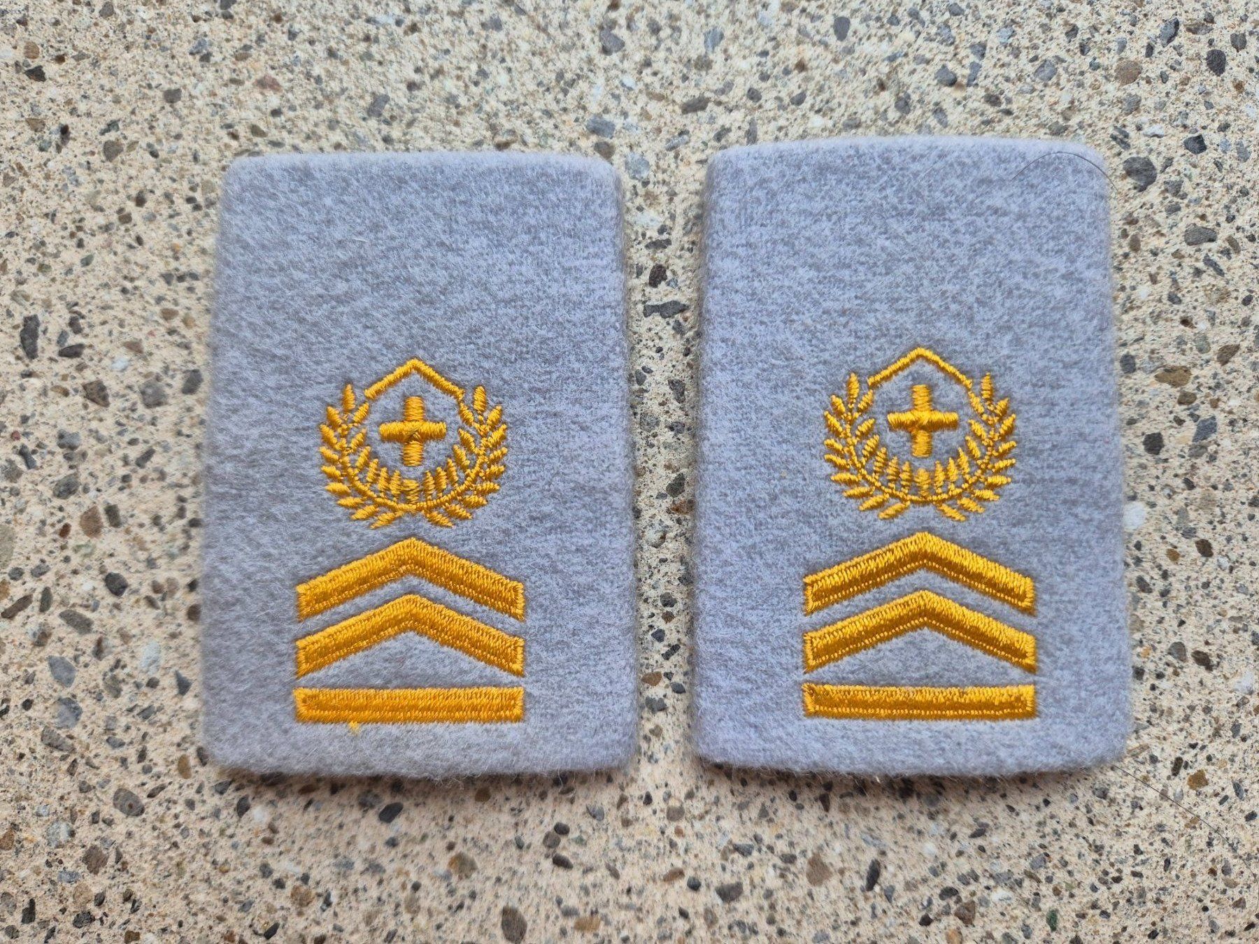 Schweizer Armee Placchette & Badge: Gradabzeichen Patten Set HauptfeldweibelÜbermittlungstruppen – Nuovo e nell'imballaggio originale da Riedholz venduto da fr_sIruP