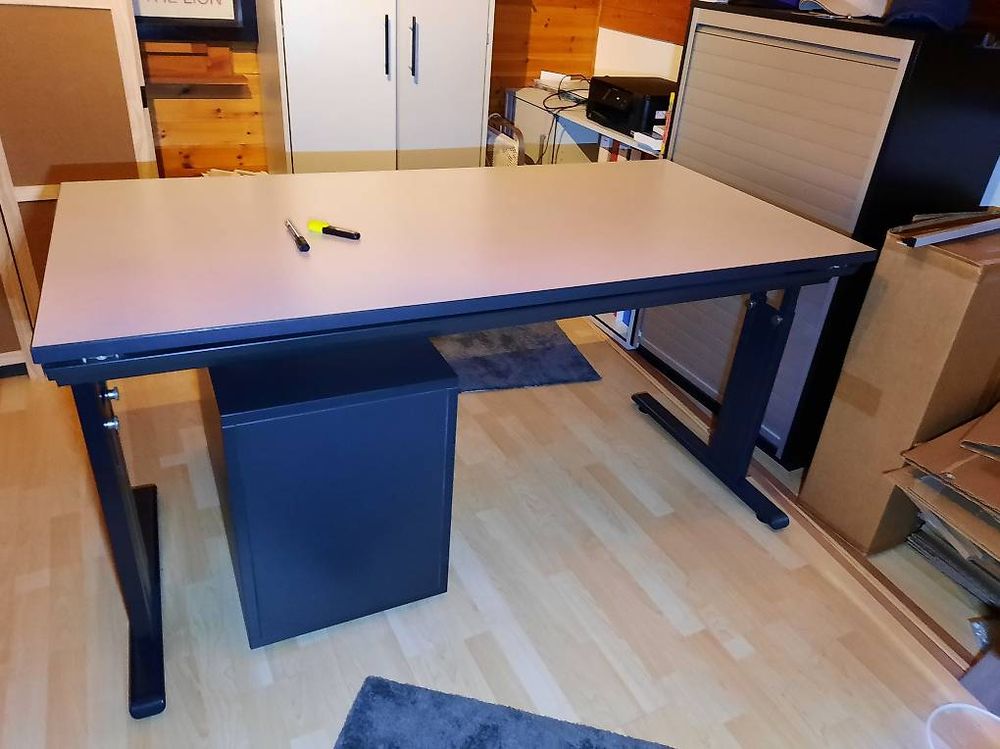 Bürotisch mit Korpus / Pult mit Korpus 1