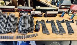 Eisenbahn Zubehör Konvolut Schienen Loks Wagen Zubehör