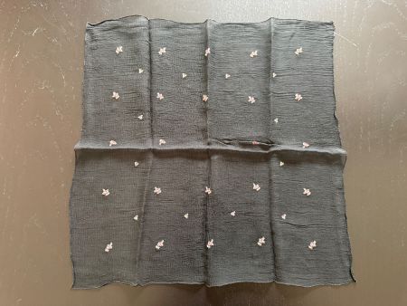 Feines Chiffon-Tuch schwarz-weiss geblümt, Grösse 37x37cm