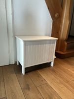 Weiße Kiste aus Holz mit Aufbewahrungsbank–