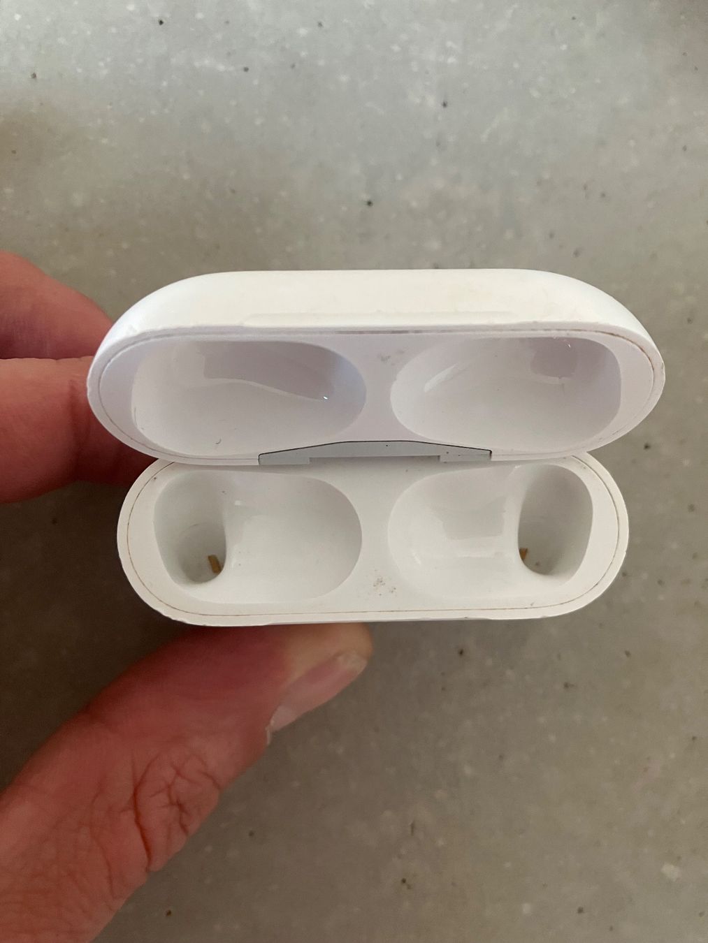 Apple Kopfhörer: Apple AirPods Pro 1 Charging Case – Gebraucht aus Lausanne von  3