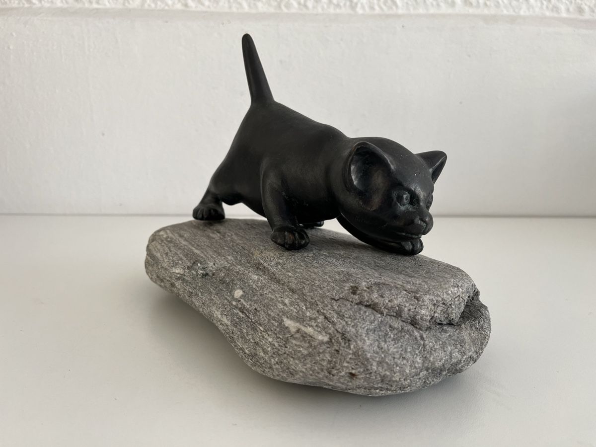 Statuette: Katze aus Metall auf Stein – Usato da Wetzikon ZH venduto da seli03