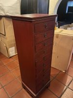 Hoher Schubladenschrank rot