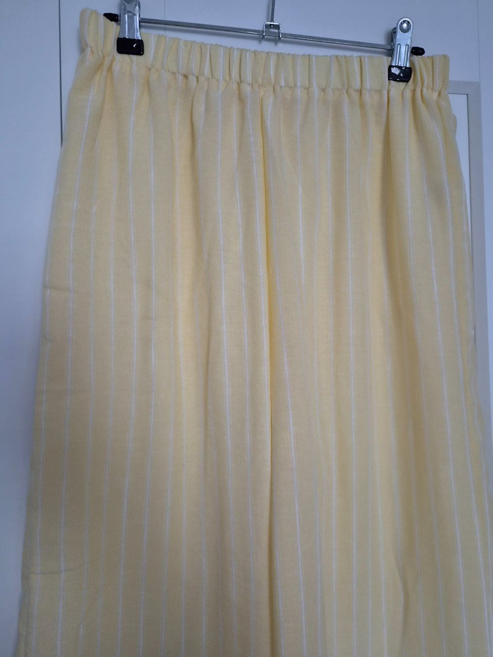 Hosen: Pantalon long neuf jaune et blanc – Neu (gemäss Beschreibung) aus Lausanne von leroyaumedereven 1