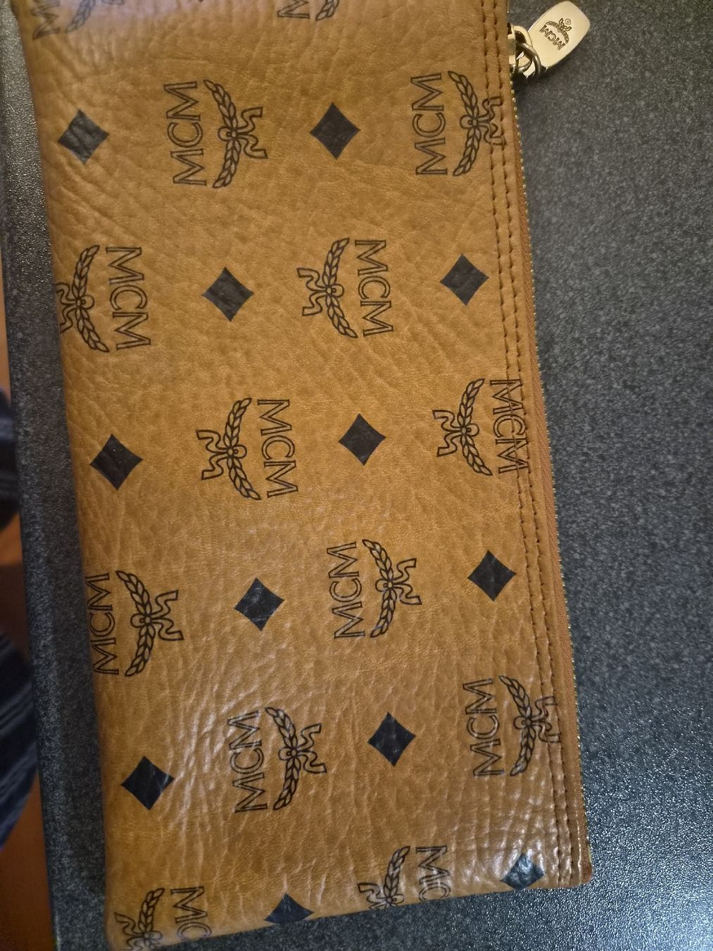 Mcm Sacs femmes: Pochette MCM marron avec logo, etat correct usage – D'occasion à Veyrier par sfr_hr8d