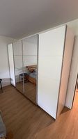 Kleiderschrank mit Schiebetüren und Spiegel