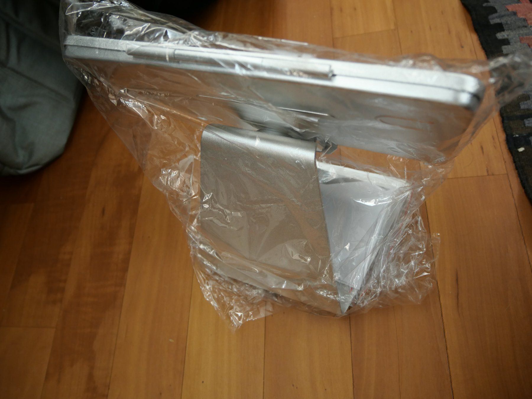 Sonstige Dekorationen & Accessoires: Ständer für iPad 9.7 zoll – Neu und originalverpackt aus Erlenbach ZH von ultraSale 1